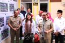 Foto: Gubernur DKI Jakarta Pramono Anung didampingi Wali Kota Administrasi Jakarta Pusat Arifin memberikan keterangan kepada awak media usai menyerahkan secara simbolis kunci hunian kepada warga penerima program bedah rumah di Jalan Serdang Baru, Kelurahan Serdang, Kecamatan Kemayoran, Jakarta Pusat, Senin (16/3/2026).