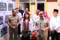 Foto: Gubernur DKI Jakarta Pramono Anung didampingi Wali Kota Administrasi Jakarta Pusat Arifin memberikan keterangan kepada awak media usai menyerahkan secara simbolis kunci hunian kepada warga penerima program bedah rumah di Jalan Serdang Baru, Kelurahan Serdang, Kecamatan Kemayoran, Jakarta Pusat, Senin (16/3/2026).