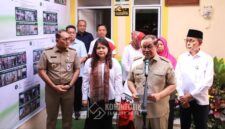 Foto: Gubernur DKI Jakarta Pramono Anung didampingi Wali Kota Administrasi Jakarta Pusat Arifin memberikan keterangan kepada awak media usai menyerahkan secara simbolis kunci hunian kepada warga penerima program bedah rumah di Jalan Serdang Baru, Kelurahan Serdang, Kecamatan Kemayoran, Jakarta Pusat, Senin (16/3/2026).