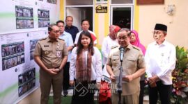 Foto: Gubernur DKI Jakarta Pramono Anung didampingi Wali Kota Administrasi Jakarta Pusat Arifin memberikan keterangan kepada awak media usai menyerahkan secara simbolis kunci hunian kepada warga penerima program bedah rumah di Jalan Serdang Baru, Kelurahan Serdang, Kecamatan Kemayoran, Jakarta Pusat, Senin (16/3/2026).