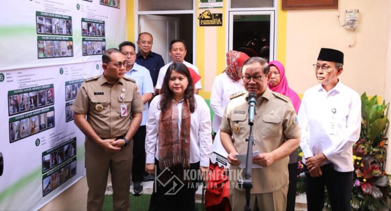 Foto: Gubernur DKI Jakarta Pramono Anung didampingi Wali Kota Administrasi Jakarta Pusat Arifin memberikan keterangan kepada awak media usai menyerahkan secara simbolis kunci hunian kepada warga penerima program bedah rumah di Jalan Serdang Baru, Kelurahan Serdang, Kecamatan Kemayoran, Jakarta Pusat, Senin (16/3/2026).