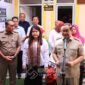Foto: Gubernur DKI Jakarta Pramono Anung didampingi Wali Kota Administrasi Jakarta Pusat Arifin memberikan keterangan kepada awak media usai menyerahkan secara simbolis kunci hunian kepada warga penerima program bedah rumah di Jalan Serdang Baru, Kelurahan Serdang, Kecamatan Kemayoran, Jakarta Pusat, Senin (16/3/2026).