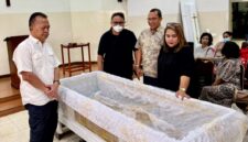 Foto: Sejumlah kekerabat memberikan penghormatan terakhir di samping jenazah legenda atletik Indonesia, Willy Tuapattinaja/Tomasoa, di rumah duka kawasan Radio Dalam, Jakarta Selatan, Jumat (27/3/2026)