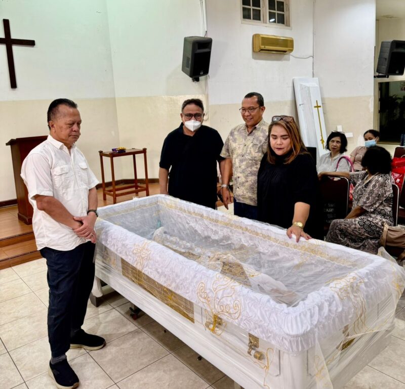 Foto: Sejumlah kekerabat memberikan penghormatan terakhir di samping jenazah legenda atletik Indonesia, Willy Tuapattinaja/Tomasoa, di rumah duka kawasan Radio Dalam, Jakarta Selatan, Jumat (27/3/2026)