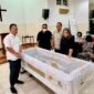 Foto: Sejumlah kekerabat memberikan penghormatan terakhir di samping jenazah legenda atletik Indonesia, Willy Tuapattinaja/Tomasoa, di rumah duka kawasan Radio Dalam, Jakarta Selatan, Jumat (27/3/2026)