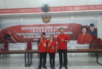 Foto: Meyske Lempoy terpilih sebagai Ketua PAC Kebayoran Lama periode 2025–2030, didampingi Erwin Ibrahim sebagai Sekretaris dan Tri Susilo sebagai Bendahara. Musancab menjadi momentum konsolidasi partai di tingkat kecamatan guna memperkuat struktur dan soliditas kader.