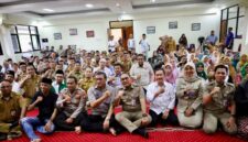 Foto: Wali Kota Administrasi Jakarta Pusat Arifin (tengah) berfoto bersama jajaran aparatur sipil negara (ASN), tokoh masyarakat, dan tokoh agama saat menghadiri kegiatan halalbihalal di Kantor Kecamatan Tanah Abang, Jakarta, Senin (30/3/2026)
