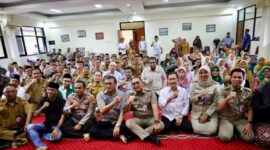 Foto: Wali Kota Administrasi Jakarta Pusat Arifin (tengah) berfoto bersama jajaran aparatur sipil negara (ASN), tokoh masyarakat, dan tokoh agama saat menghadiri kegiatan halalbihalal di Kantor Kecamatan Tanah Abang, Jakarta, Senin (30/3/2026)