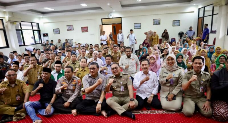 Foto: Wali Kota Administrasi Jakarta Pusat Arifin (tengah) berfoto bersama jajaran aparatur sipil negara (ASN), tokoh masyarakat, dan tokoh agama saat menghadiri kegiatan halalbihalal di Kantor Kecamatan Tanah Abang, Jakarta, Senin (30/3/2026)