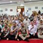 Foto: Wali Kota Administrasi Jakarta Pusat Arifin (tengah) berfoto bersama jajaran aparatur sipil negara (ASN), tokoh masyarakat, dan tokoh agama saat menghadiri kegiatan halalbihalal di Kantor Kecamatan Tanah Abang, Jakarta, Senin (30/3/2026)