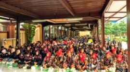Foto: Polda Metro Jaya menggelar acara buka puasa bersama ribuan mitra Polri dan mahasiswa di Lapangan Bhayangkara, kawasan Mabes Polri, Jumat (27/2/2026). (Dok-humas.polri.go.id)
