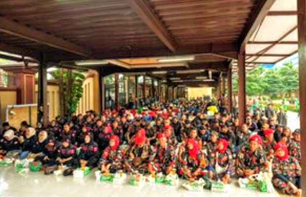 Foto: Polda Metro Jaya menggelar acara buka puasa bersama ribuan mitra Polri dan mahasiswa di Lapangan Bhayangkara, kawasan Mabes Polri, Jumat (27/2/2026). (Dok-humas.polri.go.id)