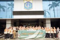 Foto: Wali Kota Administrasi Jakarta Timur, Munjirin, secara resmi melepas 50 peserta kegiatan Pengenalan Destinasi Wisata Religi 2026 di Lobi Blok A, Kantor Wali Kota Jakarta Timur, Selasa (3/3/2026). (Dok-Istimewa)