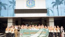 Foto: Wali Kota Administrasi Jakarta Timur, Munjirin, secara resmi melepas 50 peserta kegiatan Pengenalan Destinasi Wisata Religi 2026 di Lobi Blok A, Kantor Wali Kota Jakarta Timur, Selasa (3/3/2026). (Dok-Istimewa)