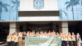 Foto: Wali Kota Administrasi Jakarta Timur, Munjirin, secara resmi melepas 50 peserta kegiatan Pengenalan Destinasi Wisata Religi 2026 di Lobi Blok A, Kantor Wali Kota Jakarta Timur, Selasa (3/3/2026). (Dok-Istimewa)