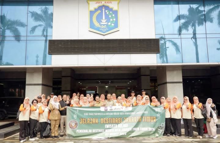 Foto: Wali Kota Administrasi Jakarta Timur, Munjirin, secara resmi melepas 50 peserta kegiatan Pengenalan Destinasi Wisata Religi 2026 di Lobi Blok A, Kantor Wali Kota Jakarta Timur, Selasa (3/3/2026). (Dok-Istimewa)