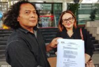 Foto: Linda Susanti Didampingi Kuasa Hukum Deolipa Yumara saat membuat laporan di Dewas KPK, Kamis (4/12/2026). (Dok-Okj/FN)