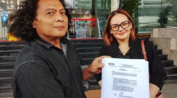 Foto: Linda Susanti Didampingi Kuasa Hukum Deolipa Yumara saat membuat laporan di Dewas KPK, Kamis (4/12/2026). (Dok-Okj/FN)