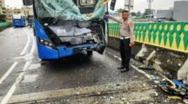 Foto: Kondisi Transjakarta yang beradu banteng di Cipulir, Jakarta Selatan, dan dalam proses olah TKP Polda Metro Jaya, Senin (23/2/2026). (Dok-Ditlantas Polda Metro Jaya)