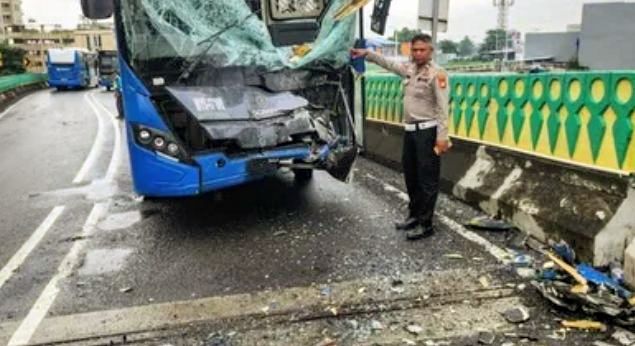 Foto: Kondisi Transjakarta yang beradu banteng di Cipulir, Jakarta Selatan, dan dalam proses olah TKP Polda Metro Jaya, Senin (23/2/2026). (Dok-Ditlantas Polda Metro Jaya)