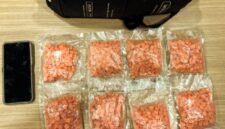 Foto: Polda Metro Jaya mengamankan RF (24) yang diduga akan mengedarkan 2000 butir ekstasi di Cililitan, Jakarta Timur. (Dok-Istimewa)