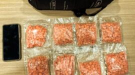 Foto: Polda Metro Jaya mengamankan RF (24) yang diduga akan mengedarkan 2000 butir ekstasi di Cililitan, Jakarta Timur. (Dok-Istimewa)