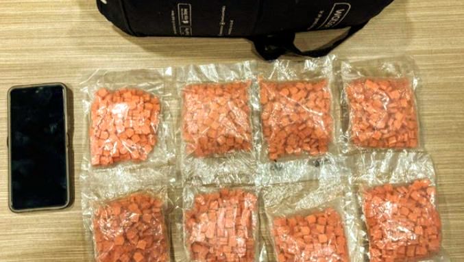 Foto: Polda Metro Jaya mengamankan RF (24) yang diduga akan mengedarkan 2000 butir ekstasi di Cililitan, Jakarta Timur. (Dok-Istimewa)