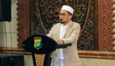 Foto: Ustaz Adi Hidayat hadiri peringatan Nuzulul Qur'an 1447 H yang digelar Polda Metro Jaya. (Dok-Polda Metro Jaya)