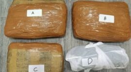 Foto: Polisi mengamankan dua pria yang diduga terlibat dalam transaksi narkoba serta menyita barang bukti ganja seberat tiga kilogram.
Kedua pria yang ditangkap masing-masing berinisial B (53) dan T (49). Penangkapan dilakukan oleh tim dari Unit 5 Subdirektorat 3 Direktorat Reserse Narkoba Polda Metro Jaya. (Dok-Istimewa)