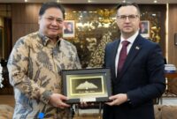 Menteri Koordinator Bidang Perekonomian RI Airlangga Hartarto menerima kunjungan Duta Besar Republik Belarus untuk Indonesia Raman Ramanouski di Jakarta, Sabtu (7/3).
