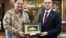 Menteri Koordinator Bidang Perekonomian RI Airlangga Hartarto menerima kunjungan Duta Besar Republik Belarus untuk Indonesia Raman Ramanouski di Jakarta, Sabtu (7/3).