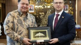 Menteri Koordinator Bidang Perekonomian RI Airlangga Hartarto menerima kunjungan Duta Besar Republik Belarus untuk Indonesia Raman Ramanouski di Jakarta, Sabtu (7/3).
