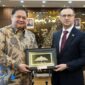 Menteri Koordinator Bidang Perekonomian RI Airlangga Hartarto menerima kunjungan Duta Besar Republik Belarus untuk Indonesia Raman Ramanouski di Jakarta, Sabtu (7/3).