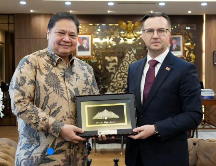 Menteri Koordinator Bidang Perekonomian RI Airlangga Hartarto menerima kunjungan Duta Besar Republik Belarus untuk Indonesia Raman Ramanouski di Jakarta, Sabtu (7/3).
