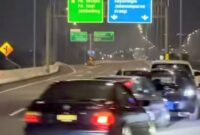 Foto: Tangkapan layar sejumlah kendaraan roda empat melakukan atraksi dengan bergerak secara zigzag di ruas tol Bekasi-Cawang-Kampung Melayu (Becakayu), Jakarta Timur, Rabu (4/3/2026). (Dok-Instagram/@lintasjakartaupdate)