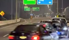 Foto: Tangkapan layar sejumlah kendaraan roda empat melakukan atraksi dengan bergerak secara zigzag di ruas tol Bekasi-Cawang-Kampung Melayu (Becakayu), Jakarta Timur, Rabu (4/3/2026). (Dok-Instagram/@lintasjakartaupdate)