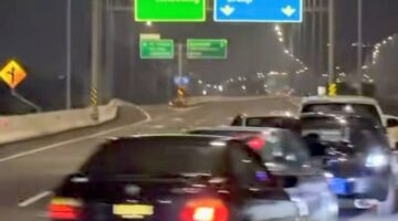 Foto: Tangkapan layar sejumlah kendaraan roda empat melakukan atraksi dengan bergerak secara zigzag di ruas tol Bekasi-Cawang-Kampung Melayu (Becakayu), Jakarta Timur, Rabu (4/3/2026). (Dok-Instagram/@lintasjakartaupdate)