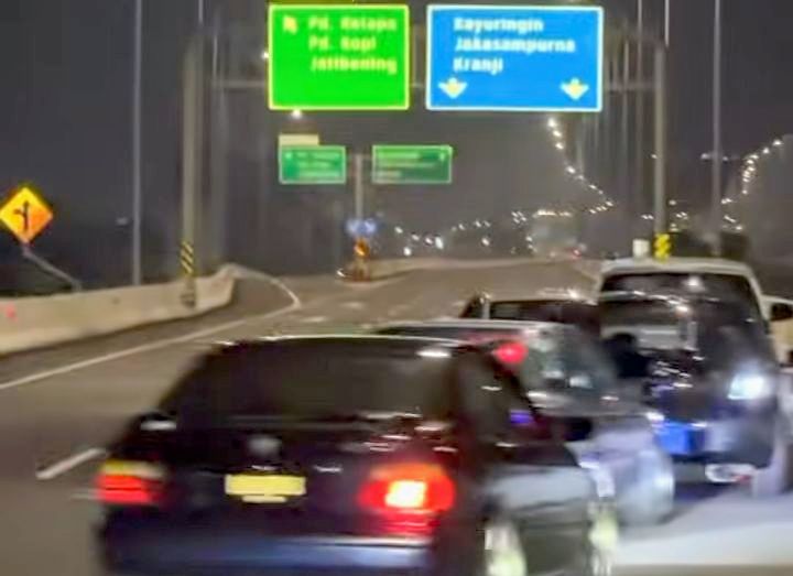 Foto: Tangkapan layar sejumlah kendaraan roda empat melakukan atraksi dengan bergerak secara zigzag di ruas tol Bekasi-Cawang-Kampung Melayu (Becakayu), Jakarta Timur, Rabu (4/3/2026). (Dok-Instagram/@lintasjakartaupdate)