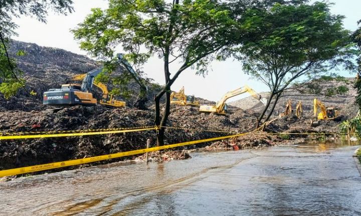 Foto: Suasana proses pencarian korban di lokasi longsor Tempat Pengolahan Sampah Terpadu (TPST) Bantargebang, Kota Bekasi, Senin (9/3/2026). (Dok-Kompas.com/Nurpini Aulia Rapika)