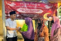 Foto: Momentum Ketua Pena Timur, Rio Manik saat berbagi santunan. (Dok-Istimewa)