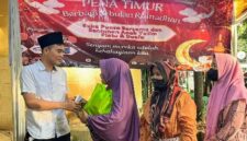 Foto: Momentum Ketua Pena Timur, Rio Manik saat berbagi santunan. (Dok-Istimewa)