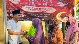 Foto: Momentum Ketua Pena Timur, Rio Manik saat berbagi santunan. (Dok-Istimewa)