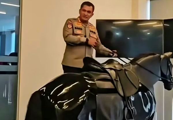 Foto: Tangkapan layar Video viral yang diunggah oleh Kasubdit Cakkal Ditpolsatwa Korsabhara Baharkam Polri, Gatot Aris Purbaya, melalui akun Instagram pribadinya. (Dok-Istimewa)