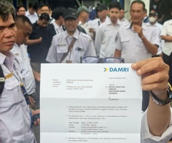 Foto: Insiden pengusiran terhadap seorang jurnalis terjadi saat berlangsungnya aksi demonstrasi karyawan di kantor pusat Perum DAMRI yang berlokasi di Jalan Matraman Raya, kawasan Jakarta Timur, Senin (9/3/2026). (Dok-Istimewa)