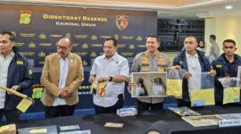 Foto: Polda Metro Jaya memperlihatkan sejumlah barang bukti terkait kasus pembunuhan dan pencurian terhadap Pensiunan JICT di Jakarta. (Dok-Liputan6.com/Rifqy Alief Abiyya).