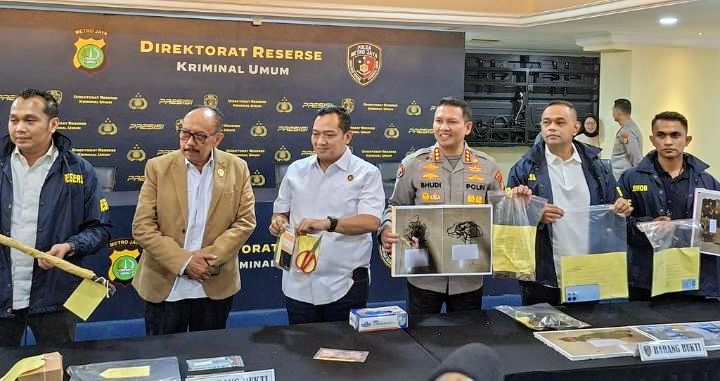 Foto: Polda Metro Jaya memperlihatkan sejumlah barang bukti terkait kasus pembunuhan dan pencurian terhadap Pensiunan JICT di Jakarta. (Dok-Liputan6.com/Rifqy Alief Abiyya).