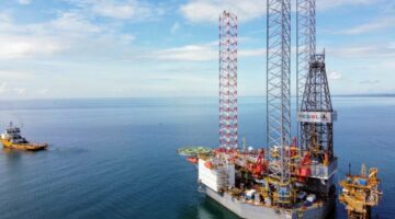 Foto: PT Pertamina Hulu Kalimantan Timur (PHKT) resmi memulai program pengeboran pengembangan dua sumur sisipan (infill) di Lapangan Kerindingan yang berada di lepas pantai Selat Makassar. (Dok-Istimewa)