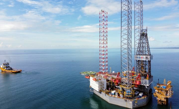 Foto: PT Pertamina Hulu Kalimantan Timur (PHKT) resmi memulai program pengeboran pengembangan dua sumur sisipan (infill) di Lapangan Kerindingan yang berada di lepas pantai Selat Makassar. (Dok-Istimewa)