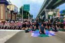 Foto: Anggota kepolisian yang sedang berjaga juga ikut menunaikan salat bersama para mahasiswa. (Dok-Istimewa)