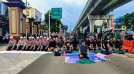 Foto: Anggota kepolisian yang sedang berjaga juga ikut menunaikan salat bersama para mahasiswa. (Dok-Istimewa)
